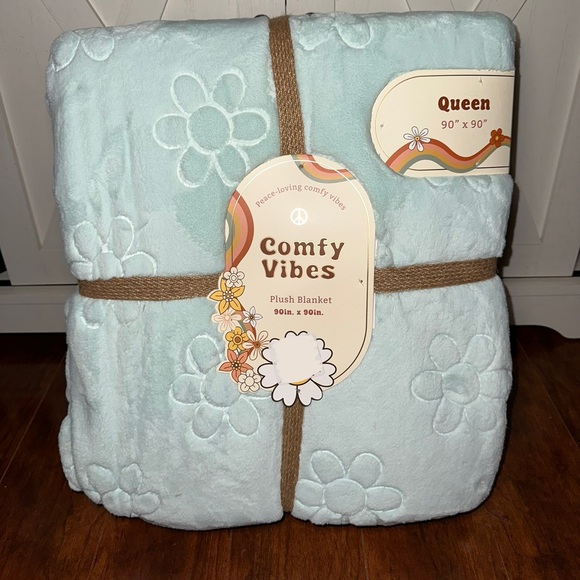 cupcakes & cashmere Other - Cozy Vibes Blue Daisy Plush Queen Blanket
